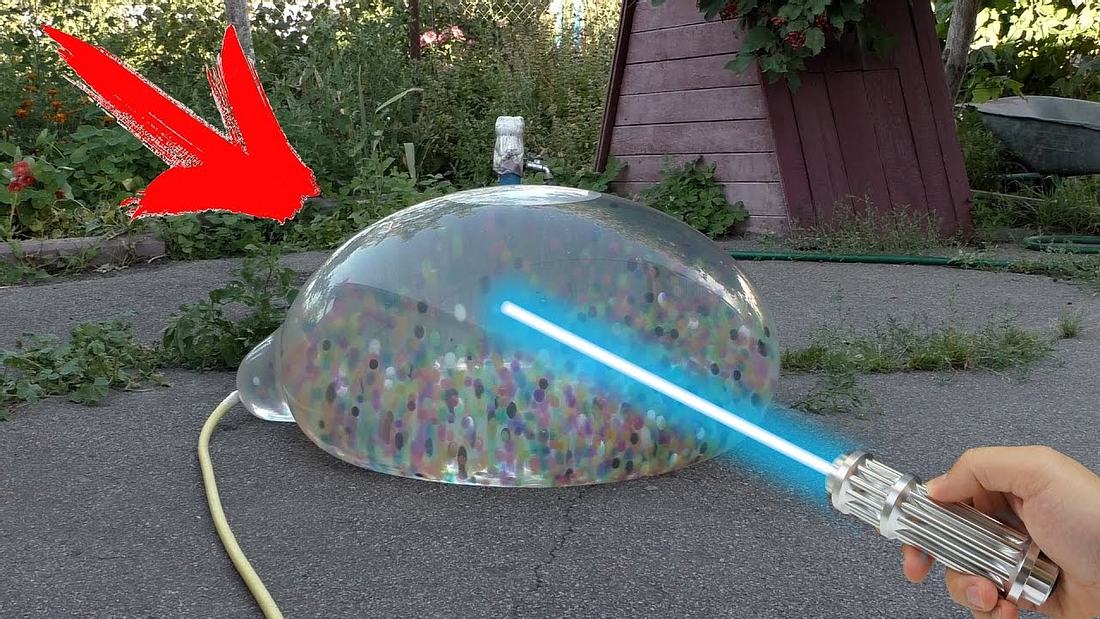 YouTube-Experiment: Schieße mit Laser auf einen XXL Wasserballon