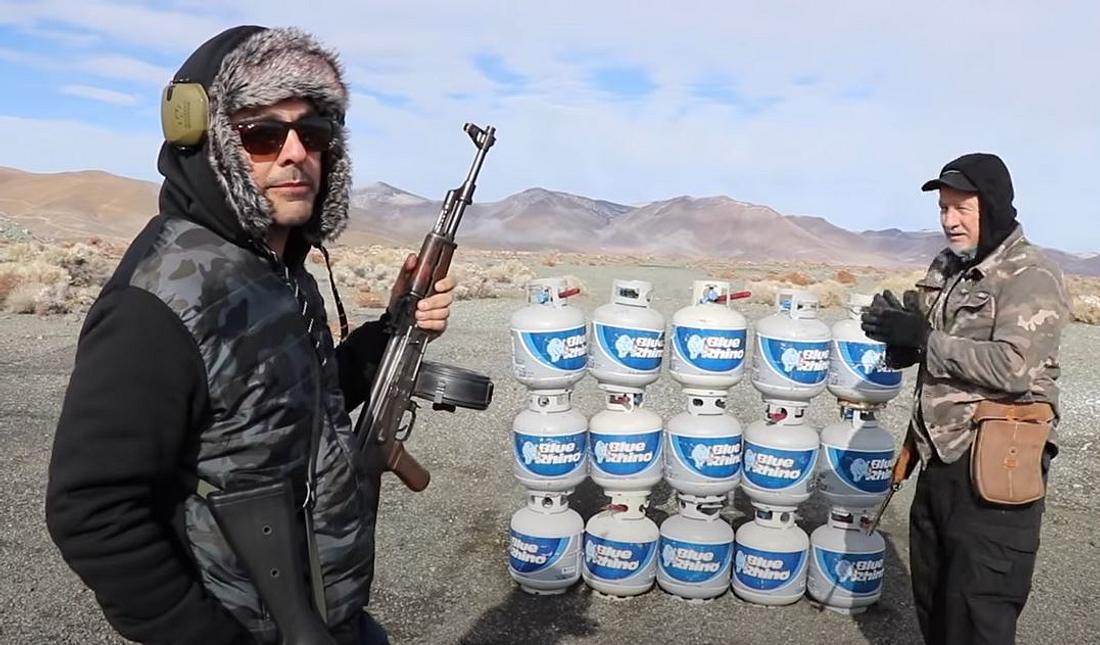 YouTuber schießt auf 15 Gas-Tanks