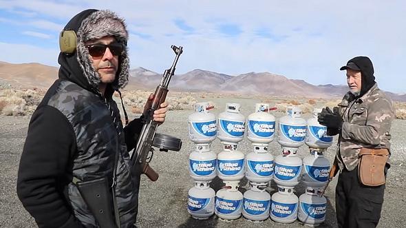 YouTuber schießt auf 15 Gas-Tanks - Foto: YouTube /  Edwin Sarkissian