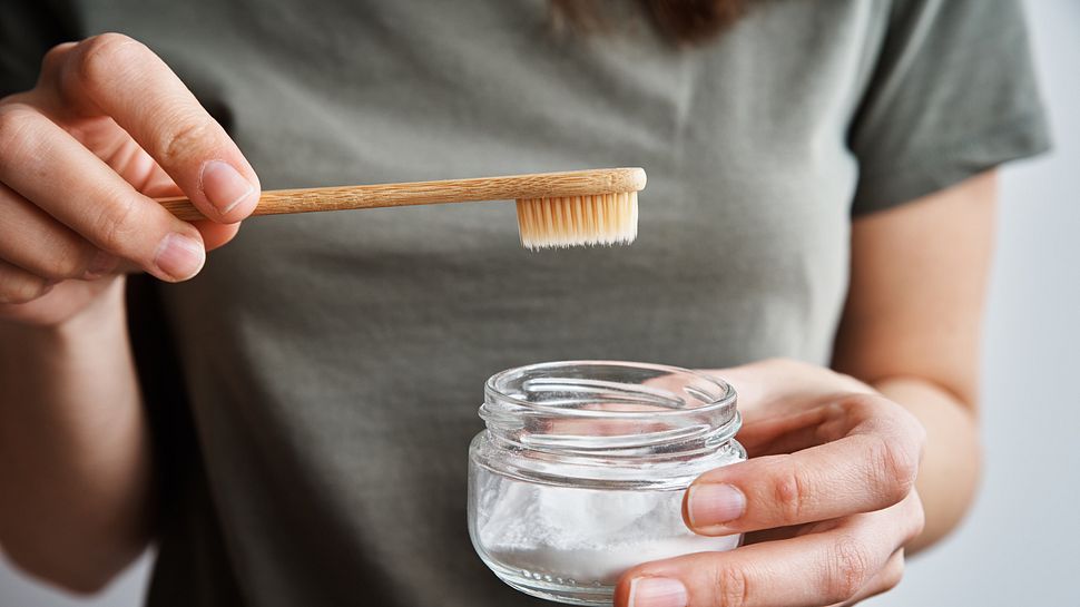 Hausmittel für weiße Zähne - Foto: iStock / Lazy_Bear