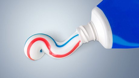 Schmiere Zahnpasta auf deine Haut - am nächsten Tag bist du sprachlos