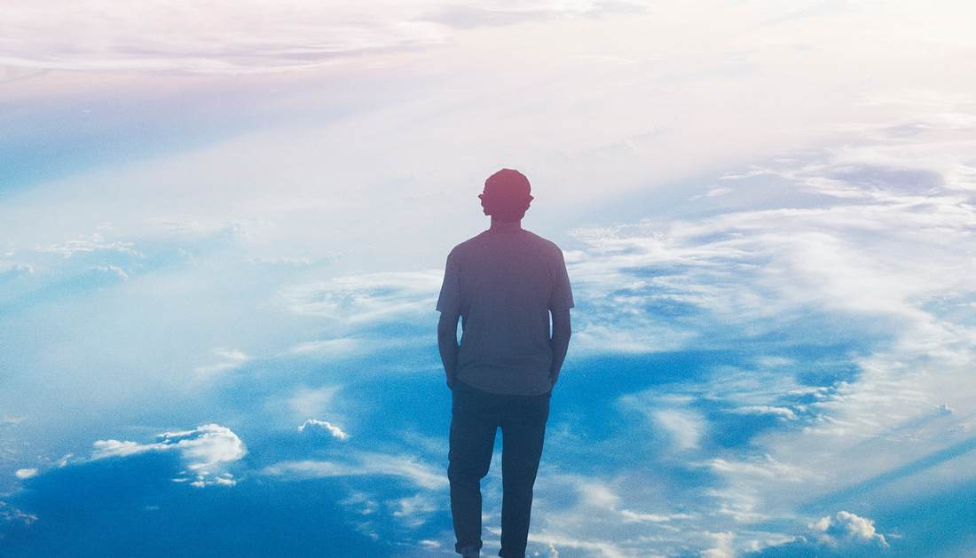 Zeitreisender aus dem Jahr 2714 warnt die Welt vor 3 Terminen in 2022 Mann blickt auf Wolken