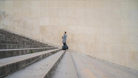 Mann auf Treppe alleine  - Foto: iStock / swissmediavision