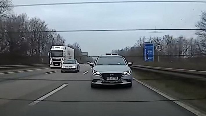 Autos auf Autobahn - Foto: YouTube/ KFZ Fuzies (Screeshots)