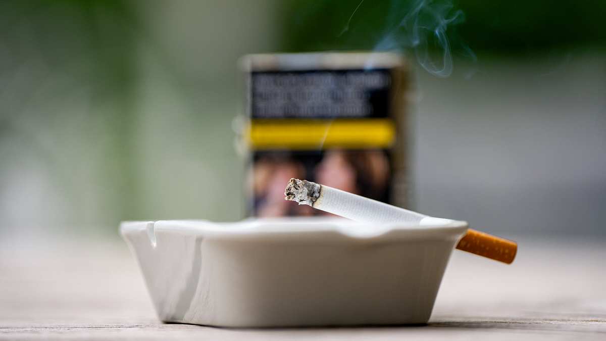 Qualmende Zigarette im Aschenbecher