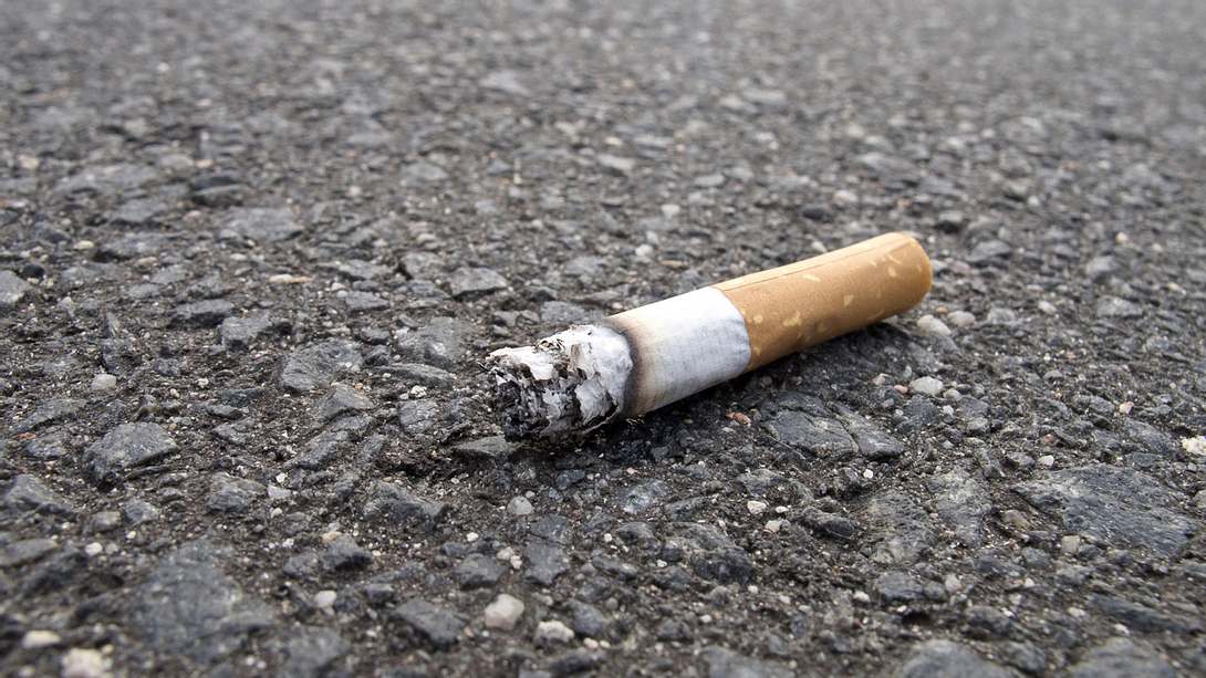 Problemfall Zigarettenstummel: Regierung geht Tabakindustrie an - Foto: iStock / Stefani_Ecknig