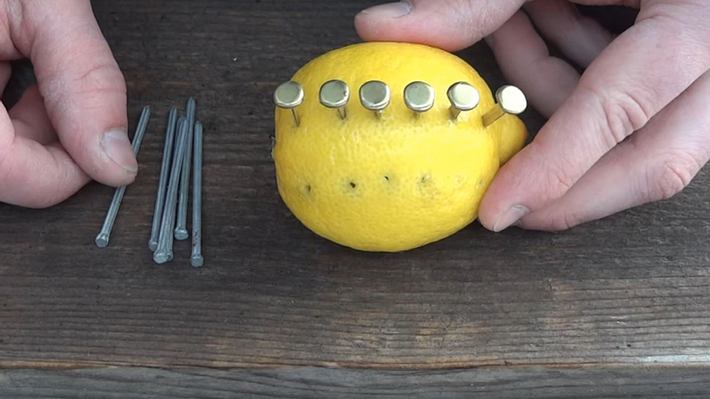 So macht man mit einer Zitrone Feuer - Foto: YouTube/NorthSurvival