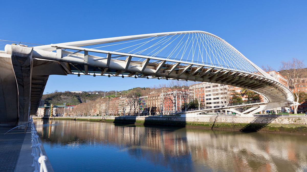 Zubizuri-Brücke in Bilbao.