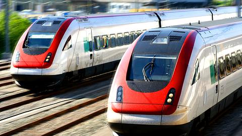 2 Züge auf dem Gleis - Foto: iStock / hfng